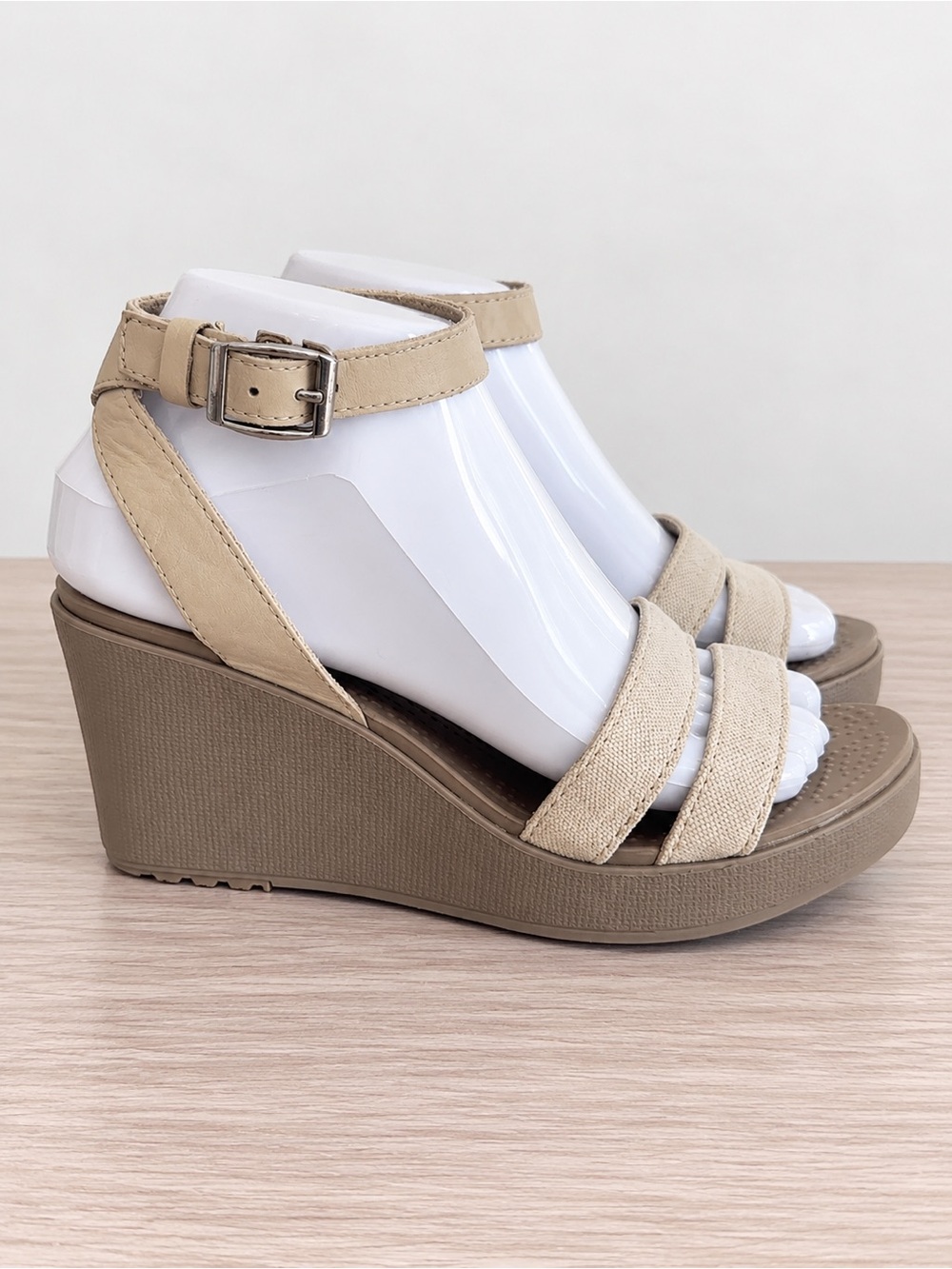 Crocs Women’s Tan Strappy Wedge Sandals Size 8 Casual Summer Shoes